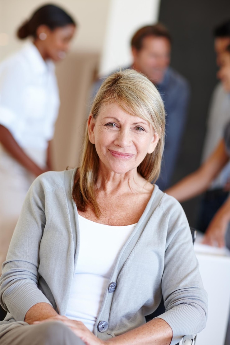 Foto senior-frau und porträt im büro für unternehmen mit mitarbeitern manager oder geschäftsführer für unternehmen und glücklich für das unternehmenswachstum weibliche person ceo und zuversichtlich mit team für projekt und anführer