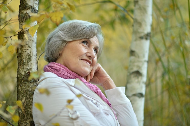 Senior hermosa mujer posando