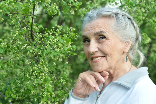 Senior hermosa mujer posando