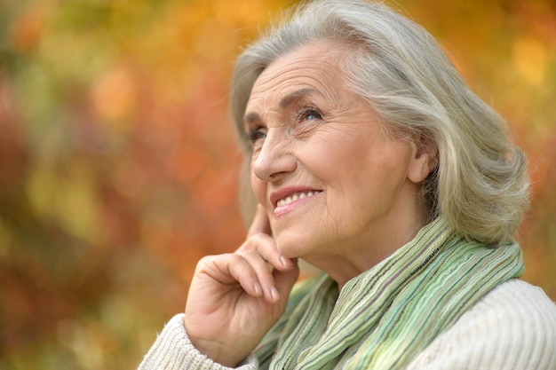 Senior hermosa mujer posando