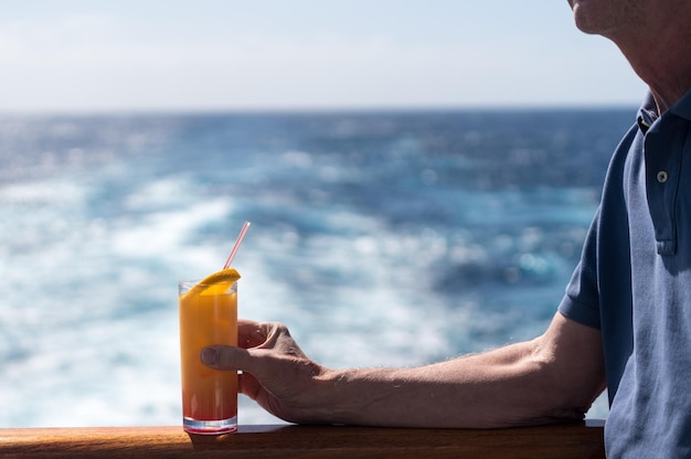 Senior hombre adulto caucásico con amanecer de tequila