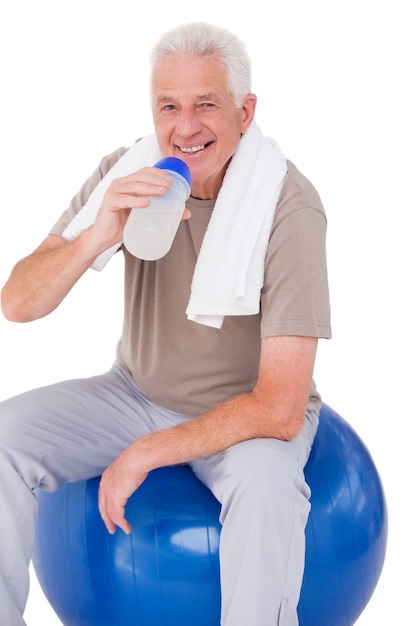 Senior hombre bebiendo de la botella de agua