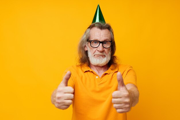 Senior hombre canoso con gafas gorra verde en la cabeza emociones de vacaciones tiro monocromo