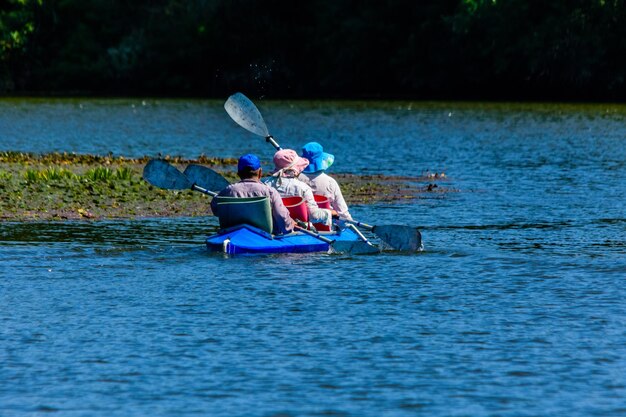 Senior hombre y dos mujeres en kayak en el río Dnieper