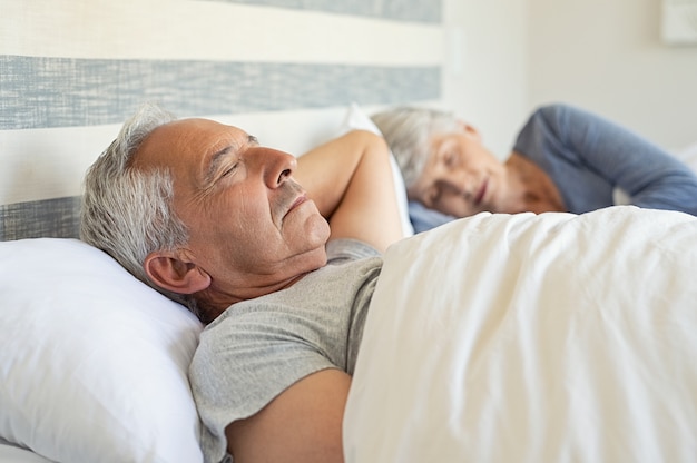 Foto senior hombre durmiendo