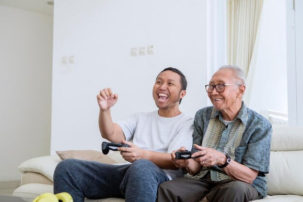 Senior hombre jugando videojuegos con su hijo