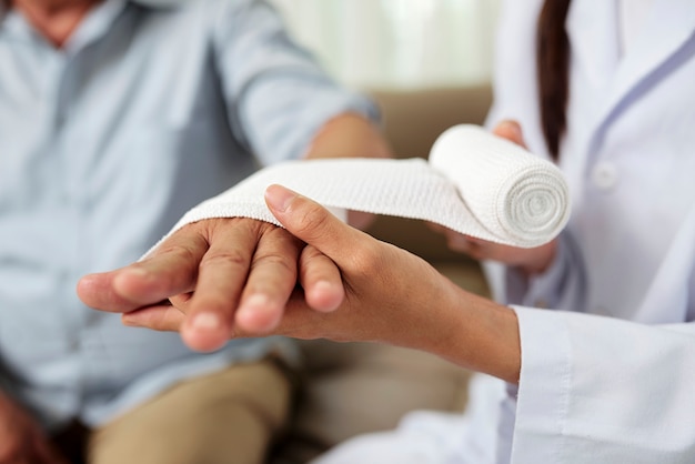 Foto senior hombre se lastimó la mano