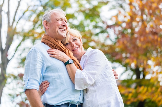 Senior hombre y mujer abrazándose en amor