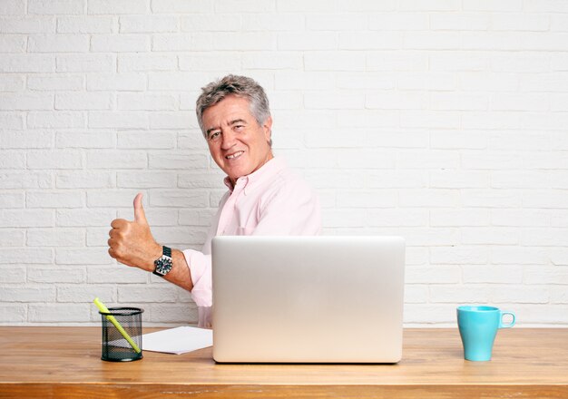 Senior hombre de negocios con una mirada satisfecha, orgullosa y feliz.