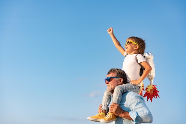 Senior hombre y niño al aire libre. Abuelo y niño divirtiéndose juntos. Concepto de vacaciones en familia. Feliz Día del Padre