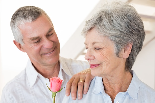 Senior hombre ofreciendo una rosa a su compañero