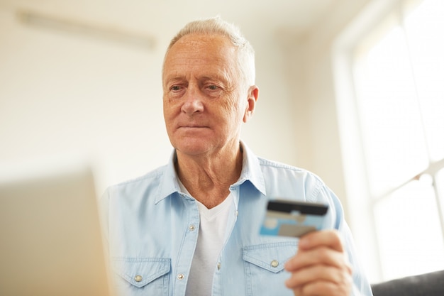 Senior hombre pagando impuestos