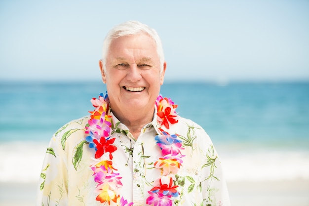 Senior hombre parado en la playa