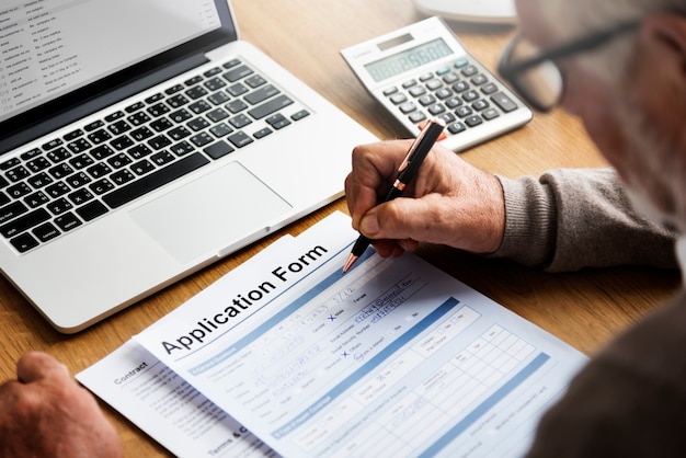 Senior hombre rellenando un formulario