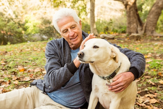 Senior hombre con su perro en el parque