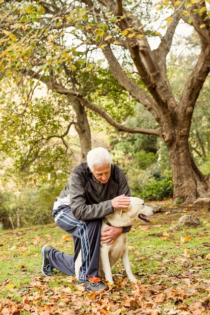 Senior hombre con su perro en el parque