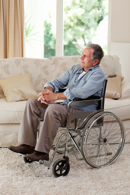 Senior hombre en su silla de ruedas