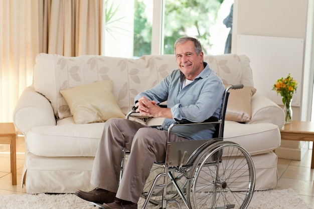 Senior hombre en su silla de ruedas