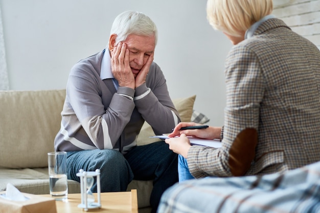 Senior hombre en terapia