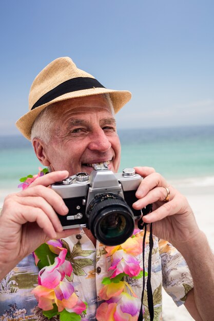 Senior hombre tomando una fotografía con cámara