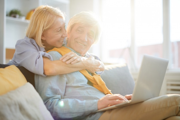 Senior hombre trabajando desde casa