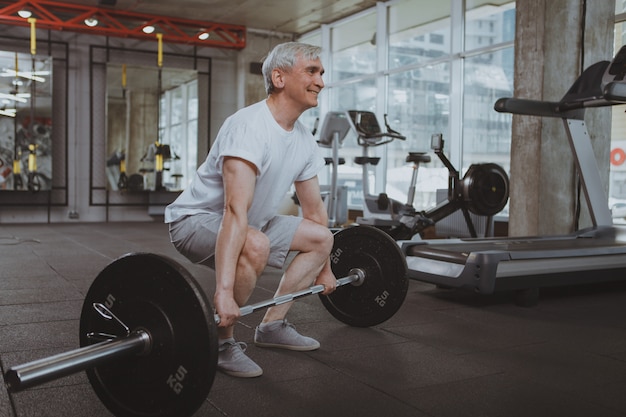 Senior hombre trabajando en el gimnasio