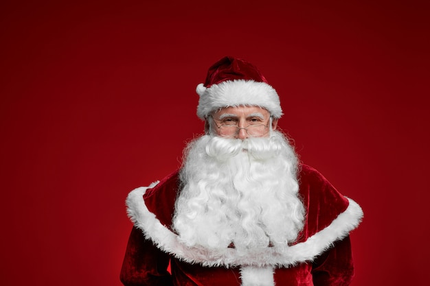 Senior hombre en traje de santa