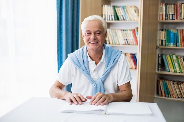 Senior hombre usando braille para leer