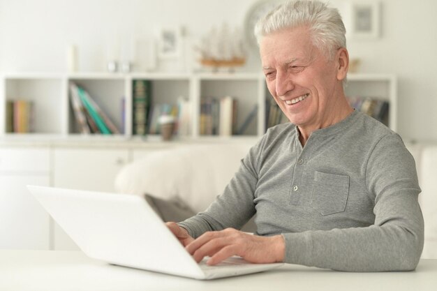 Senior hombre usando laptop