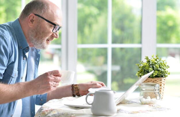 Senior hombre usando laptop