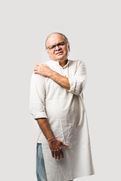 Foto sênior indiano ou velho com expressões tristes de dor ou dor no corpo