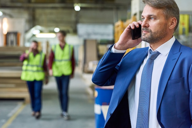 Senior Manager telefonisch in der Fabrik