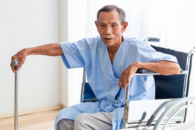 Senior Mann Patient in seinem Rollstuhl im Krankenhaus.