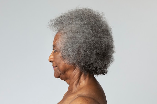 Senior mujer afroamericana en perfil