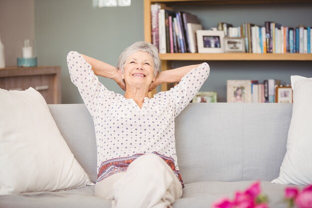 Senior mujer descansando en el sofá