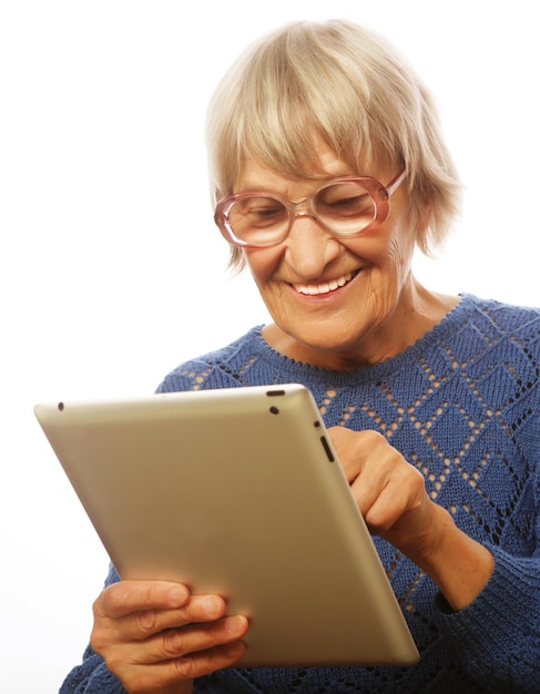 Senior mujer feliz con ipad aislado sobre fondo blanco.