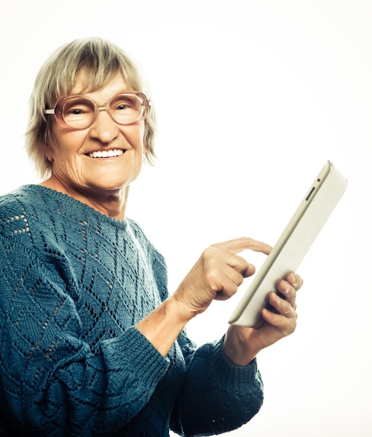 Senior mujer feliz usando ipad