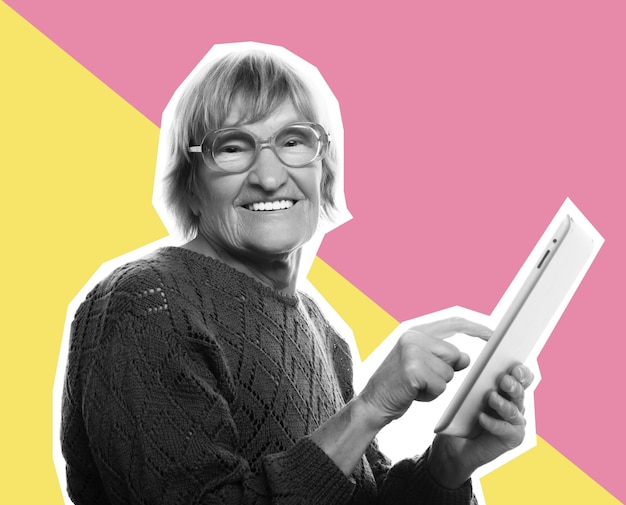 Senior mujer feliz usando ipad