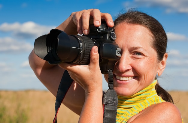 Senior mujer fotógrafo