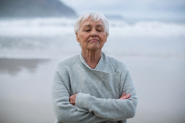 Senior mujer haciendo meditación