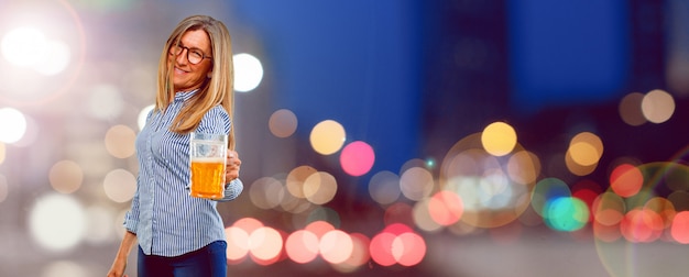 Senior mujer hermosa con una cerveza