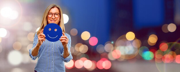 Senior mujer hermosa con un emoticon sonriente