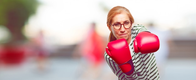 Senior mujer hermosa con guantes de boxeo