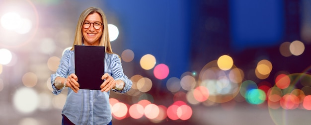 Senior mujer hermosa con un libro