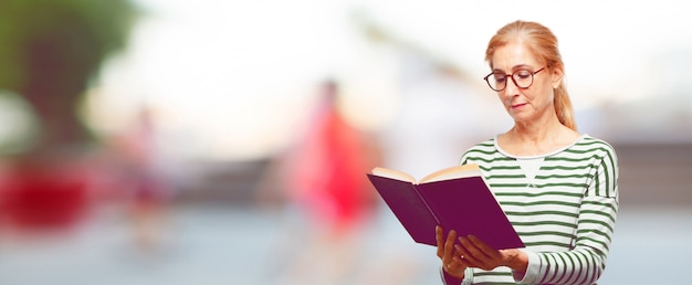 Senior mujer hermosa con un libro