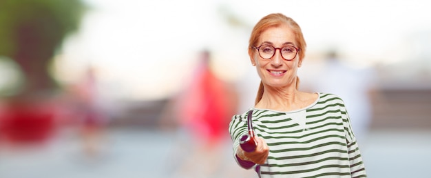 Senior mujer hermosa con un tubo vintage humo