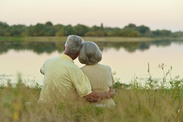 Senior mujer y hombre en el parque Vista posterior