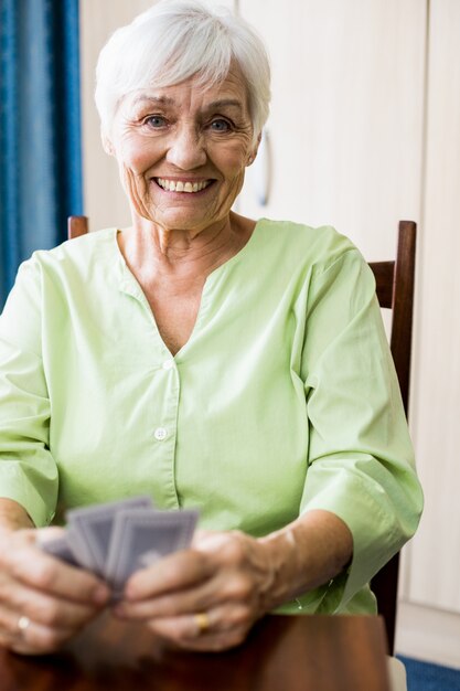 Senior mujer jugando a las cartas