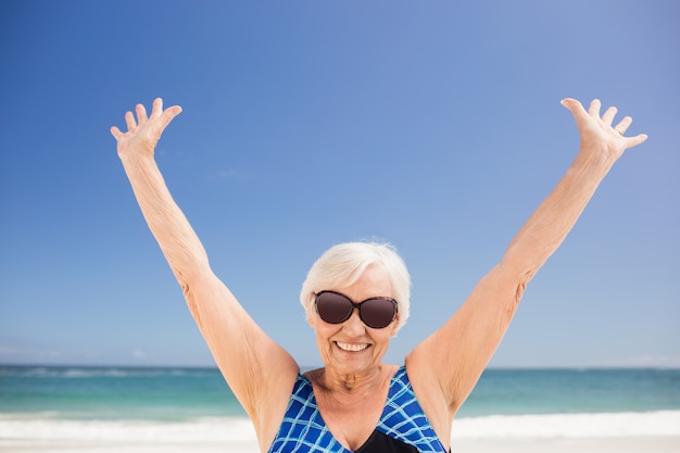 Senior mujer levantando los brazos