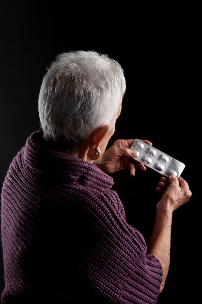 Senior mujer con medicamentos blister